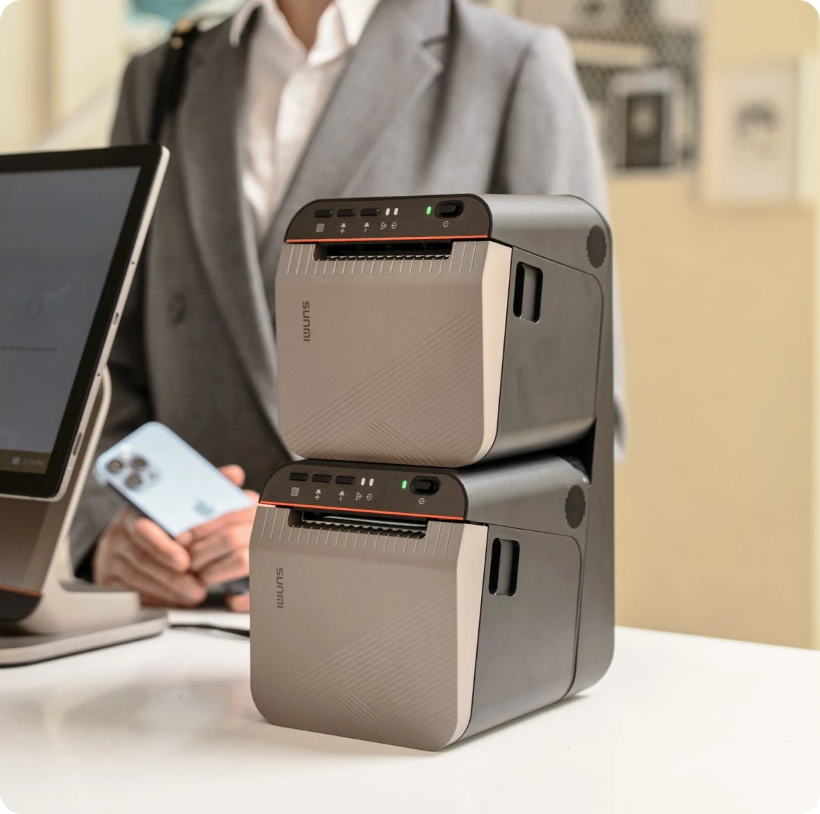 Twee SUNMI NT320-printers op de optionele stapelstandaard